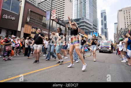 Toronto, Ontario, Canada. 26th juin 2022. Des milliers de personnes participent au défilé annuel de la fierté de Toronto pour la première fois depuis 2019 en raison de la pandémie COVID 19. (Credit image: © Arlyn McAdorey/ZUMA Press Wire) Credit: ZUMA Press, Inc./Alamy Live News Banque D'Images