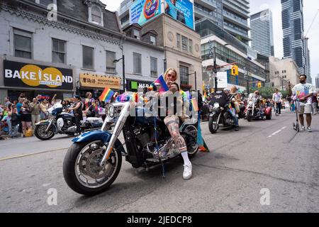 Toronto, Ontario, Canada. 26th juin 2022. Des milliers de personnes participent au défilé annuel de la fierté de Toronto pour la première fois depuis 2019 en raison de la pandémie COVID 19. (Credit image: © Arlyn McAdorey/ZUMA Press Wire) Credit: ZUMA Press, Inc./Alamy Live News Banque D'Images