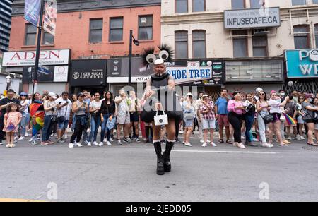 Toronto, Ontario, Canada. 26th juin 2022. Des milliers de personnes participent au défilé annuel de la fierté de Toronto pour la première fois depuis 2019 en raison de la pandémie COVID 19. (Credit image: © Arlyn McAdorey/ZUMA Press Wire) Credit: ZUMA Press, Inc./Alamy Live News Banque D'Images