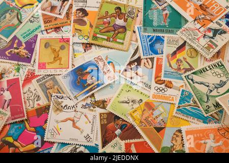 Assortiment de vieux timbres-poste de divers pays commémorant divers sports olympiques d'été. Banque D'Images