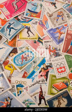 Vieux timbres-poste assortis de divers pays commémorant divers sports olympiques d'hiver. Banque D'Images