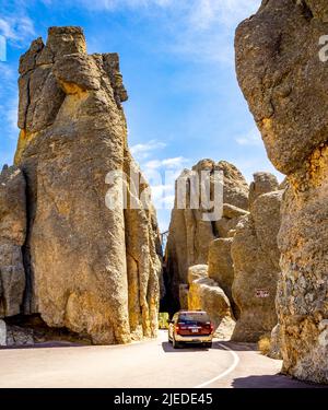 Voiture dans Needles Eye tunnel sur la Needles Highway dans le parc national Custer dans les Black Hills du Dakota du Sud des États-Unis Banque D'Images