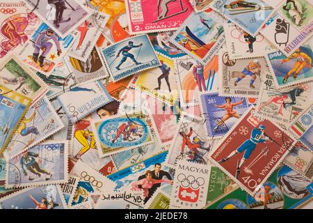 Vieux timbres-poste assortis de divers pays commémorant divers sports olympiques d'hiver. Banque D'Images