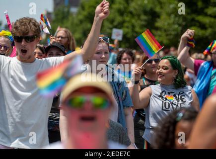 Wilkes barre, États-Unis. 26th juin 2022. Les manifestants défilent sur la rue principale en agitant des drapeaux lors d'une parade gay Pride. Wilkes-barre, en Pennsylvanie, a tenu sa première parade de la gay Pride. Le défilé a fait son chemin sur la rue principale et sur la place publique où une partie comprenant des spectacles de dragque, des stands d'information et des informations LGBTQIA a pu être trouvé. Crédit : SOPA Images Limited/Alamy Live News Banque D'Images