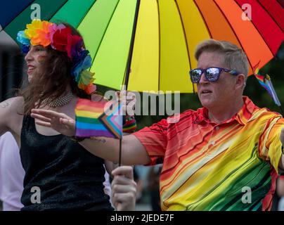 Wilkes barre, États-Unis. 26th juin 2022. Les manifestants défilent sur la rue principale en agitant des drapeaux lors d'une parade gay Pride. Wilkes-barre, en Pennsylvanie, a tenu sa première parade de la gay Pride. Le défilé a fait son chemin sur la rue principale et sur la place publique où une partie comprenant des spectacles de dragque, des stands d'information et des informations LGBTQIA a pu être trouvé. Crédit : SOPA Images Limited/Alamy Live News Banque D'Images