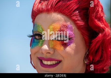 Wilkes barre, États-Unis. 26th juin 2022. Trixy Valentine, un artiste de drag, porte un maquillage pour les yeux arc-en-ciel pour la gay Pride Wilkes-barre, en Pennsylvanie, a tenu sa première parade de la gay Pride. Le défilé a fait son chemin sur la rue principale et sur la place publique où une partie comprenant des spectacles de dragque, des stands d'information et des informations LGBTQIA a pu être trouvé. Crédit : SOPA Images Limited/Alamy Live News Banque D'Images