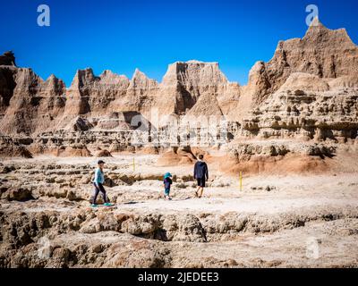 Les gens sur la piste de la porte dans le parc national des Badlands, dans le Dakota du Sud Banque D'Images