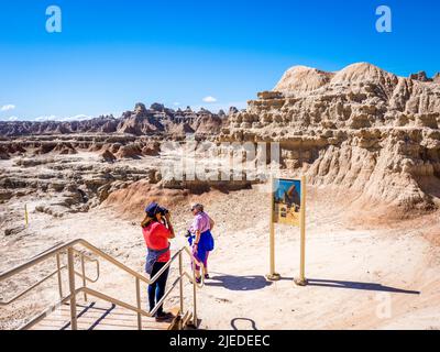 Les gens sur la piste de la porte dans le parc national des Badlands, dans le Dakota du Sud Banque D'Images