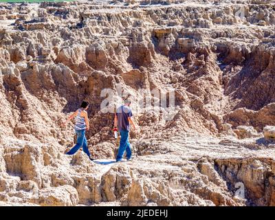 Les gens sur la piste de la porte dans le parc national des Badlands, dans le Dakota du Sud Banque D'Images