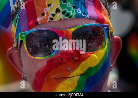 Wilkes barre, États-Unis. 26th juin 2022. Une femme porte de la peinture arc-en-ciel et une tenue pour gay Pride. Wilkes-barre, en Pennsylvanie, a tenu sa première parade de la gay Pride. Le défilé a fait son chemin sur la rue principale et sur la place publique où une partie comprenant des spectacles de dragque, des stands d'information et des informations LGBTQIA a pu être trouvé. (Photo par Aimee Dilger/SOPA Images/Sipa USA) crédit: SIPA USA/Alay Live News Banque D'Images