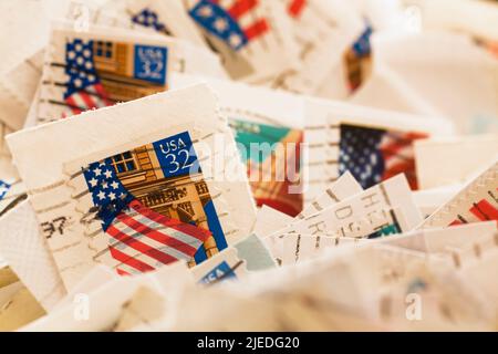 Gros plan des anciens timbres-poste des États-Unis commémorant le drapeau américain. Banque D'Images