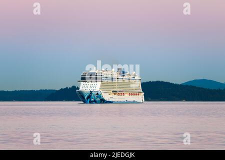 Seattle, WA, Etats-Unis - 25 juin 2022 ; bateau de croisière NCL Bliss norvégien naviguant à l'aube tandis qu'il traverse Elliott Bay à la fin de la croisière en Alaska Banque D'Images