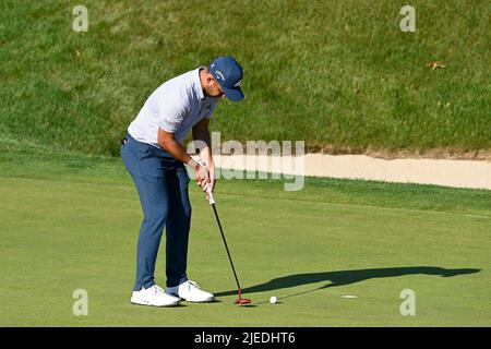 Cromwell CT, États-Unis. 26th juin 2022. Xander Schauffele, de San Diego, CA, pute sur le vert 18th lors de la dernière partie du tournoi de golf PGA Travelers Championship qui s'est tenu à TPC River Highlands à Cromwell CT. Crédit obligatoire Eric Canha/Cal Sport Media/Alamy Live News crédit: CAL Sport Media/Alamy Live News Banque D'Images