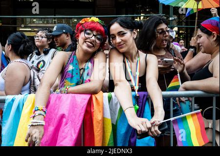 New York, États-Unis. 26th juin 2022. Spectateurs vus à la New York City Pride March. Crédit : SOPA Images Limited/Alamy Live News Banque D'Images