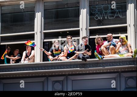 New York, États-Unis. 26th juin 2022. Les spectateurs assistent à la New York City Pride March. Crédit : SOPA Images Limited/Alamy Live News Banque D'Images