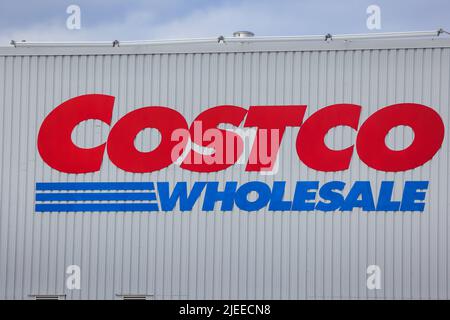 BANNIÈRE DU magasin DE vente en gros COSTCO, vitrine. La chaîne américaine de l'adhésion au commerce de détail - seule grande boutique de boîtes offre des marchandises en vrac. HALIFAX, NOUVELLE-ÉCOSSE, CANADA Banque D'Images