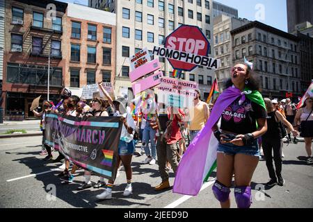 New York, États-Unis. 26th juin 2022. Des milliers de manifestants ont défilé de Foley Square au Washington Square Park, New York, NY, lors de la Marche de libération du Queer pour la fierté sur 26 juin 2022 (photo de Karla coté/SIPA USA). Credit: SIPA USA/Alay Live News Banque D'Images