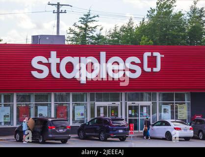 Boutique Staples. Staples est une société de vente au détail américaine spécialisée dans les fournitures de bureau. HALIFAX, NOUVELLE-ÉCOSSE, CANADA Banque D'Images