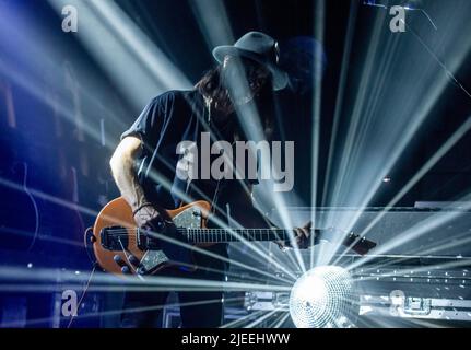 Leeds, Royaume-Uni. 26th juin 2022. Peter Holmstrom, bassiste des Dandy Warhols, en direct à Stylus à l'Université de Leeds. Crédit photo: ernesto rogata/Alay Live News Banque D'Images