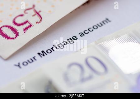 Gros plan d'un relevé de compte hypothécaire avec des billets de banque. Emprunt hypothécaire, achat de maison, concept de finance. Banque D'Images