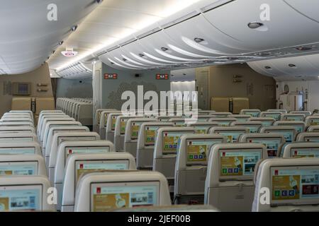 BERLIN, ALLEMAGNE - 23 JUIN 2022 : intérieur d'une classe économique du plus grand avion au monde Airbus A380-800. Compagnie aérienne Emirates. Banque D'Images