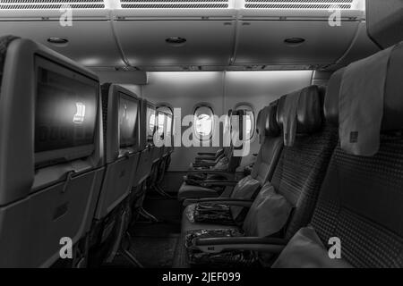 BERLIN, ALLEMAGNE - 23 JUIN 2022 : intérieur d'une classe économique du plus grand avion au monde Airbus A380-800. Compagnie aérienne Emirates. Noir et blanc. Banque D'Images