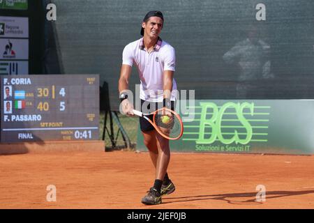 Milan, Italie. 26th juin 2022. Italie, Milan, juin 26 2022: Federico Coria (arg) pendant le match de tennis FEDERICO CORIA (ARG) contre FRANCESCO PASSARO (ITA) final ATP Challenger Milan à Aspria Harbour Club (photo de Fabrizio Andrea Bertani/Pacific Press) crédit: Pacific Press Media production Corp./Alay Live News Banque D'Images