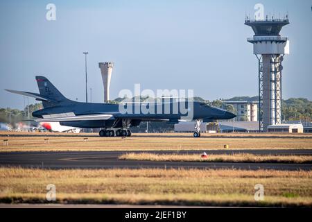 Un danseur B-1B de la Force aérienne des États-Unis affecté à l'escadron de la bombe expéditionnaire 34th, à la base aérienne d'Ellsworth, Dakota du Sud, passe devant la tour de contrôle de l'aéroport de Darwin en route vers la base de la Royal Australian Air Force pour prendre du carburant à Darwin, territoire du Nord, Australie, 22 juin 2022. Les missions de bombardiers contribuent à la létalité de la force conjointe et à la dissuasion de l'agression dans l'Indo-Pacifique en démontrant la capacité de la Force aérienne des États-Unis d'opérer n'importe où dans le monde à tout moment à l'appui de la Stratégie de défense nationale. (É.-U. Air Force photo par Tech. Sgt. Chris Hibben) Banque D'Images