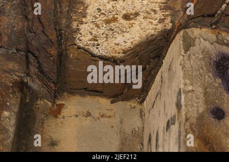 Acier rouillé et béton endommagé d'une ancienne ruine du bunker allemand sur WW2 à la mer du Nord, France Banque D'Images