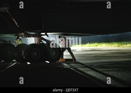 Un membre de service, affecté à l'unité de maintenance de 34th aéronefs, place des cales sur un danseur B-1B, affecté au 34th Escadron de bombardement expéditionnaire, à la base aérienne d'Andersen, à Guam, après être revenu d'une mission de la Force opérationnelle de bombardement avec la Royal Australian Air Force, à 22 juin 2022. Les missions du Groupe de travail sur les bombardiers offrent l'occasion de s'entraîner aux côtés de nos alliés et de nos partenaires pour renforcer l'interopérabilité et renforcer notre capacité collective à soutenir une Indo-Pacific libre et ouverte. (É.-U. Photo de la Force aérienne par 2nd Lt. Michael Caggiano) Banque D'Images