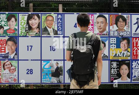 Tokyo, Japon. 27th juin 2022. Un homme vérifie les candidats du district métropolitain de Tokyo pour l'élection de la Chambre haute sur un conseil d'administration à Tokyo lundi, 27 juin 2022. Les élections à la Chambre haute auront lieu sur 10 juillet. Credit: Yoshio Tsunoda/AFLO/Alay Live News Banque D'Images