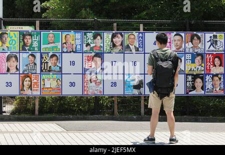 Tokyo, Japon. 27th juin 2022. Un homme vérifie les candidats du district métropolitain de Tokyo pour l'élection de la Chambre haute sur un conseil d'administration à Tokyo lundi, 27 juin 2022. Les élections à la Chambre haute auront lieu sur 10 juillet. Credit: Yoshio Tsunoda/AFLO/Alay Live News Banque D'Images