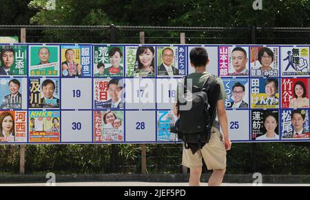 Tokyo, Japon. 27th juin 2022. Un homme vérifie les candidats du district métropolitain de Tokyo pour l'élection de la Chambre haute sur un conseil d'administration à Tokyo lundi, 27 juin 2022. Les élections à la Chambre haute auront lieu sur 10 juillet. Credit: Yoshio Tsunoda/AFLO/Alay Live News Banque D'Images