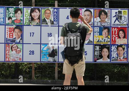 Tokyo, Japon. 27th juin 2022. Un homme vérifie les candidats du district métropolitain de Tokyo pour l'élection de la Chambre haute sur un conseil d'administration à Tokyo lundi, 27 juin 2022. Les élections à la Chambre haute auront lieu sur 10 juillet. Credit: Yoshio Tsunoda/AFLO/Alay Live News Banque D'Images