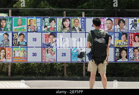 Tokyo, Japon. 27th juin 2022. Un homme vérifie les candidats du district métropolitain de Tokyo pour l'élection de la Chambre haute sur un conseil d'administration à Tokyo lundi, 27 juin 2022. Les élections à la Chambre haute auront lieu sur 10 juillet. Credit: Yoshio Tsunoda/AFLO/Alay Live News Banque D'Images