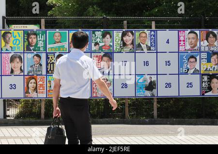 Tokyo, Japon. 27th juin 2022. Un homme vérifie les candidats du district métropolitain de Tokyo pour l'élection de la Chambre haute sur un conseil d'administration à Tokyo lundi, 27 juin 2022. Les élections à la Chambre haute auront lieu sur 10 juillet. Credit: Yoshio Tsunoda/AFLO/Alay Live News Banque D'Images