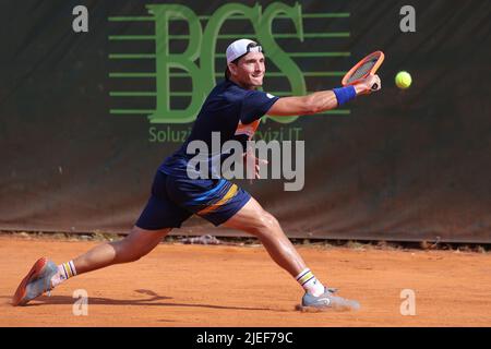 Milan, Italie. 26th juin 2022. Italie, Milan, juin 26 2022: Francesco Passaro (ita) pendant le match de tennis FEDERICO CORIA (ARG) contre FRANCESCO PASSARO (ITA) final ATP Challenger Milan à Aspria Harbour Club (Credit image: © Fabrizio Andrea Bertani/Pacific Press via ZUMA Press Wire) Banque D'Images