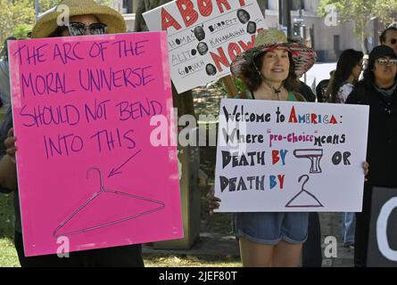 Los Angeles, États-Unis. 26th juin 2022. Une troisième journée de manifestations se poursuit aujourd'hui alors que le tollé continue contre la décision de la Cour suprême des États-Unis d'annuler les protections fédérales en matière d'avortement prévues par Roe c. Wade, lors d'un rassemblement à l'hôtel de ville de Los Angeles dimanche, 26 juin 2022. Le rallye fait suite à deux jours de manifestations à la suite de la décision de la Cour suprême des États-Unis 5-4 vendredi d'annuler l'arrêt 1973's Roe c. Wade. Photo de Jim Ruymen/UPI crédit: UPI/Alay Live News Banque D'Images