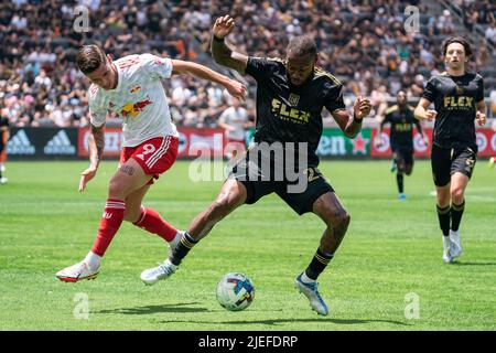 Le défenseur du FC de Los Angeles, Sébastien Ibeagha (25), remporte la possession contre le joueur de New York Red Bulls Forward Patryk Klimala (9) lors d'un match MLS, dimanche, juin Banque D'Images