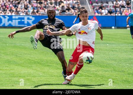 Le défenseur du FC de Los Angeles, Sébastien Ibeagha (25), lutte pour possession contre les Red Bulls de New York, avant Patryk Klimala (9), lors d'un match MLS, dimanche, Banque D'Images