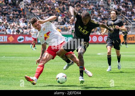 Le défenseur du FC de Los Angeles, Sébastien Ibeagha (25) et les Red Bulls de New York ont fait avancer la bataille de Patryk Klimala (9) pour possession lors d'un match MLS, dimanche, juin Banque D'Images