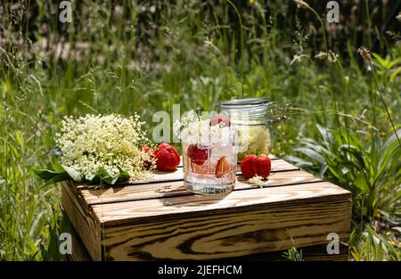 Boisson rafraîchissante en été. Limonade aux fraises Elderflower. Banque D'Images