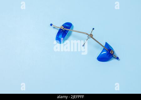 Masque orthodontique dentaire petit masque sur fond bleu équipement spécial pour le dentiste Banque D'Images