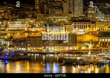 Vue nocturne sur les yachts de luxe et Port Hercule, principauté de Monaco Banque D'Images