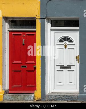 Portes d'entrée colorées typiques dans une ancienne maison de Limerick, Irlande Banque D'Images