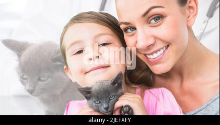 Image multiple d'un joli chaton noir et portrait de la mère et de la fille caucasiennes tenant le chaton Banque D'Images