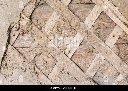 Surface d'un vieux mur en bois recouvert d'un mélange de plâtre d'argile et de planches Banque D'Images