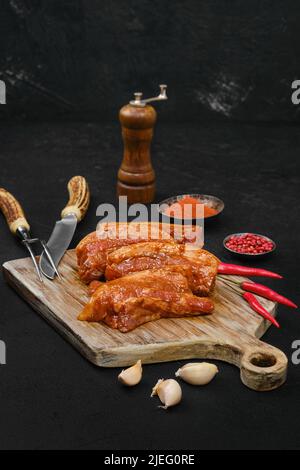 Tranche de poitrine de porc marinée avec épice prête pour le barbecue Banque D'Images
