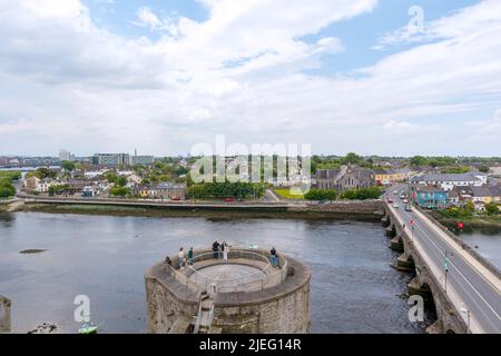 Limerick, Irlande - Lune 4, 2022: Magnifique paysage urbain Limerick au-dessus de la rivière Shannon vue du château du roi John Banque D'Images