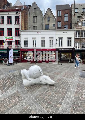 La statue de Nello et Patrache, un jeune garçon et son chien qui étaient les deux personnages principaux d'un roman de 19th c. qui se déroule à Hoboken et Anvers. Banque D'Images